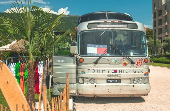 Legendarni Tommy Hilfiger  “Summer Shop” autobus stigao u Tivat